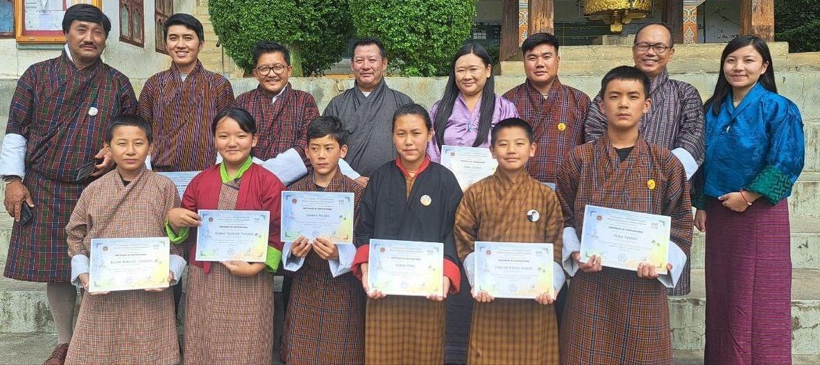 Students and teachers with certificates at the regional coding exhibition, October 2024